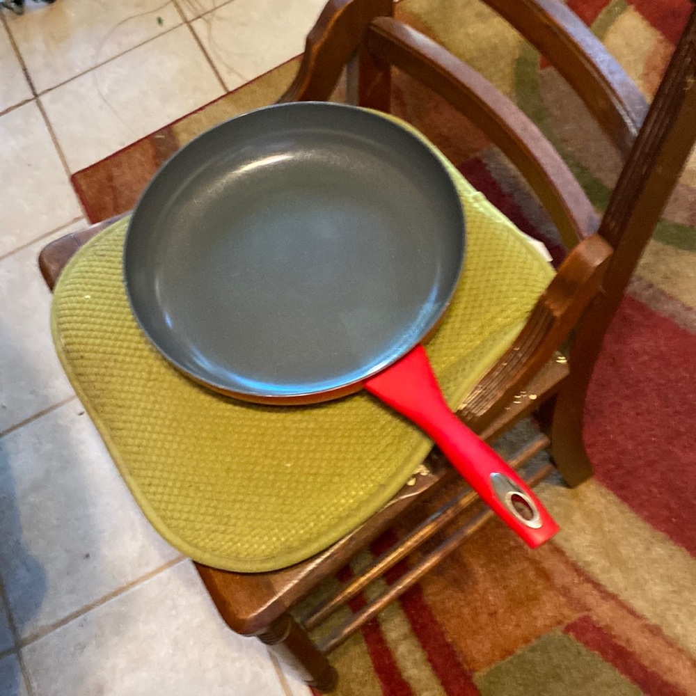 Large frying pan-red